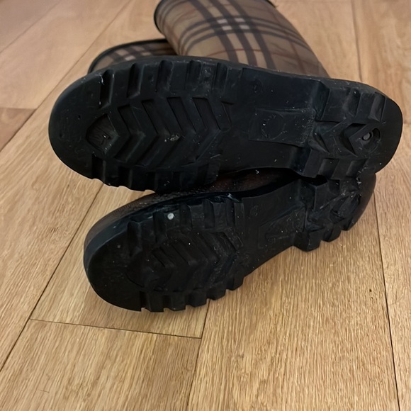 Preloved Burberry tall rainboots - Picture 5 of 6